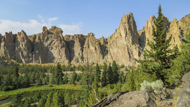 Oregon State Flag:  Geography, Weather, Culture, Food, and Top famous places in Oregon.